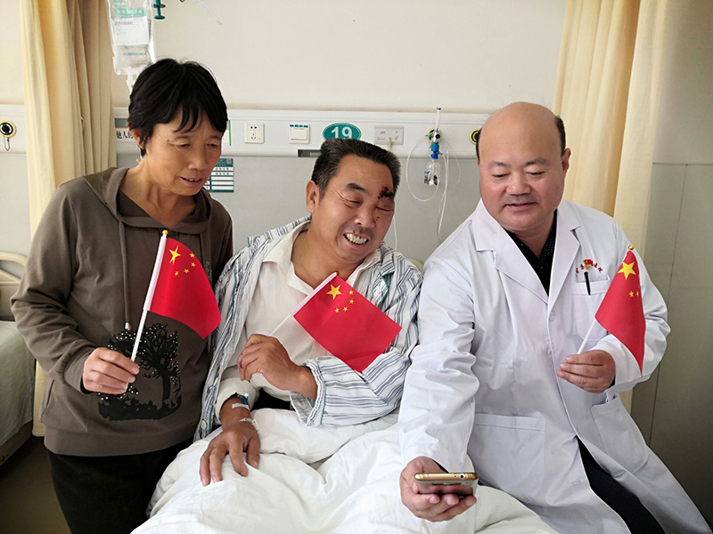 17 10月1日，，，，，华北医疗邢矿总医院外科二病区主任朱金华下夜班后与患者、眷属配合寓目开国70年庆祝大会。。。。。。贝贝摄.jpg